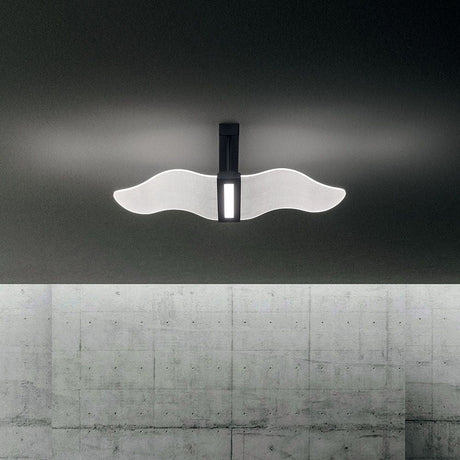 Fenice LED Deckenleuchte Klar mit gelaserten Acryl-Flügeln und integriertem Downlight.
