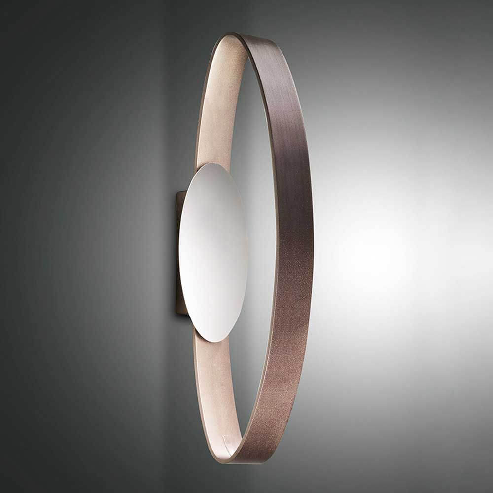Gaby LED Wandlampe Metall in elegantem Design mit runder Spiegelfläche und metallischer Umrandung.