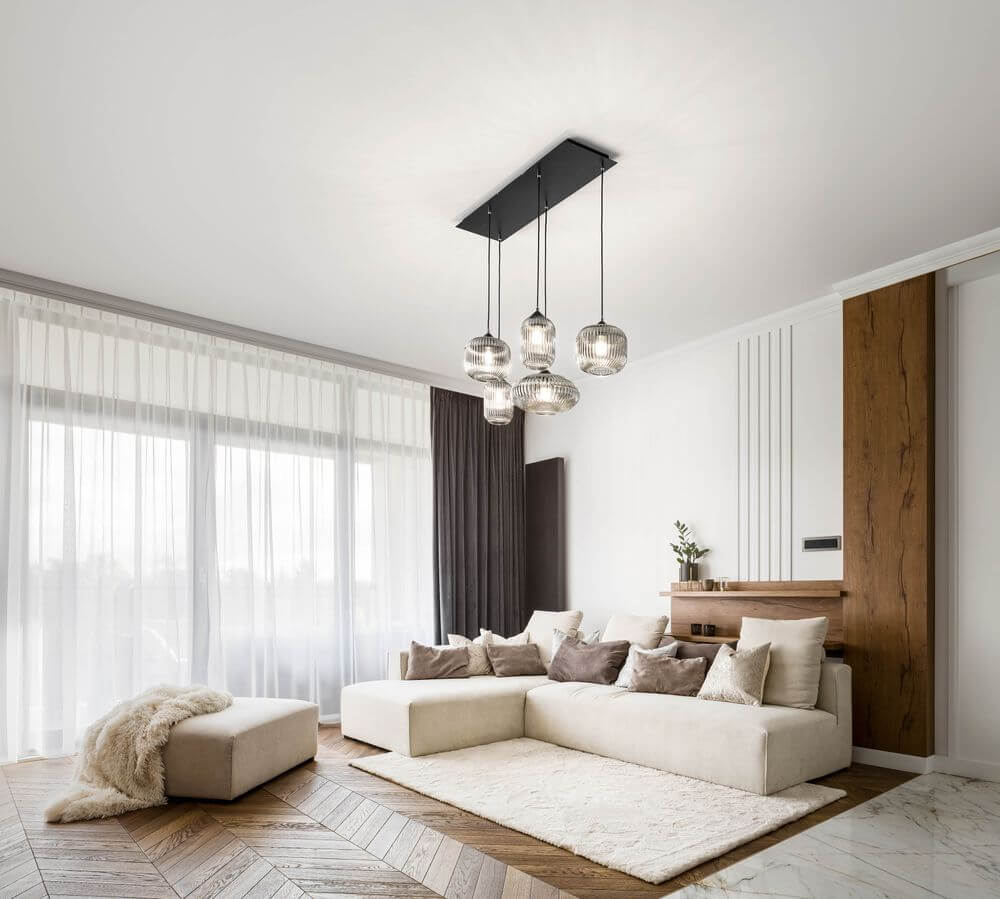 Gillis Pendelleuchte 5-flammig in modernem Wohnzimmer mit hellem Interieur und elegantem Design.