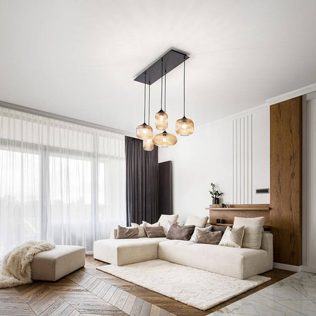 Gillis Pendelleuchte 5-flammig in modernem Wohnzimmer mit hellem Sofa und stilvollem Dekor.