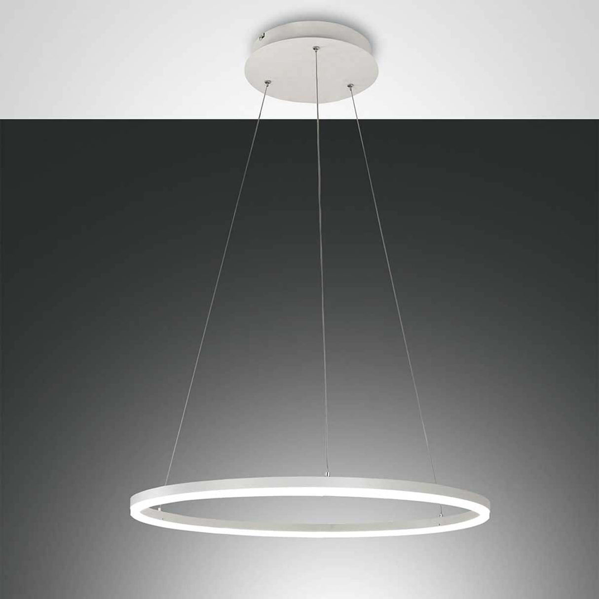 Giotto LED Pendelleuchte Ø 60cm hängend mit modernem Design in schwarzem Hintergrund.