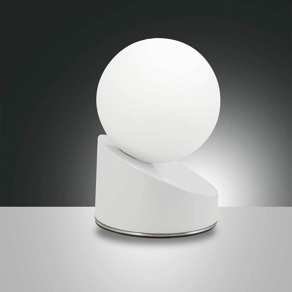 Gravity LED Tischleuchte aus Metall & Glas mit minimalistischer Form und weißer Glaskugel.