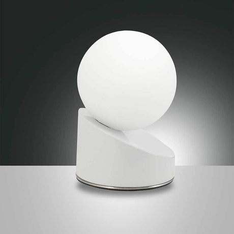 Gravity LED Tischleuchte aus Metall & Glas mit minimalistischer Form und weißer Glaskugel.