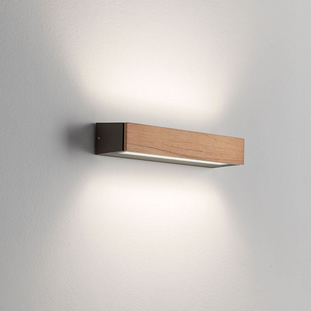 Hazel LED Wandlampe aus Teakholz IP65 an einer Wand montiert, strahlendes Licht nach oben und unten.