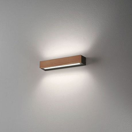 Hazel LED Außen-Wandlampe aus Teakholz IP65 installiert an einer Wand, mit Up & Downlight.