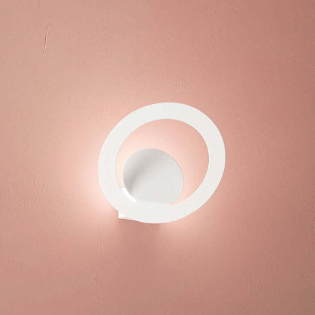Hector LED Wandleuchte Ø 22cm mit modernem Design und dimmbarem Licht auf pinkem Hintergrund.