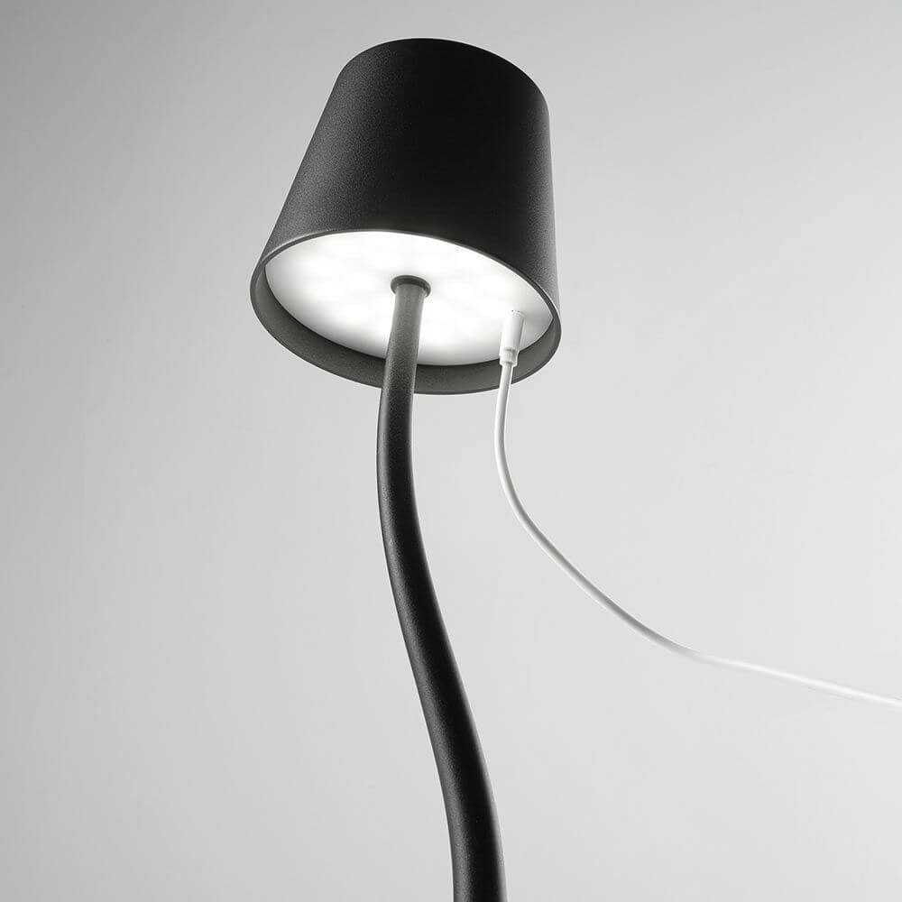 Judy LED Akku-Tischlampe mit Touch-Dimmer IP54, dimmbare Leuchte mit robustem Design und ergonomischem Anschluss.