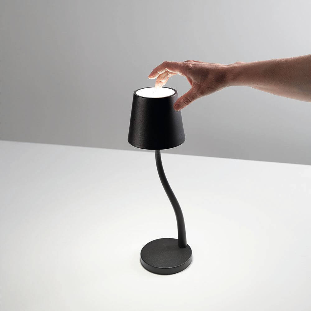 Judy LED Akku-Tischlampe mit Touch-Dimmer IP54, handbetätigte dimmbare Tischlampe auf einem Tisch.