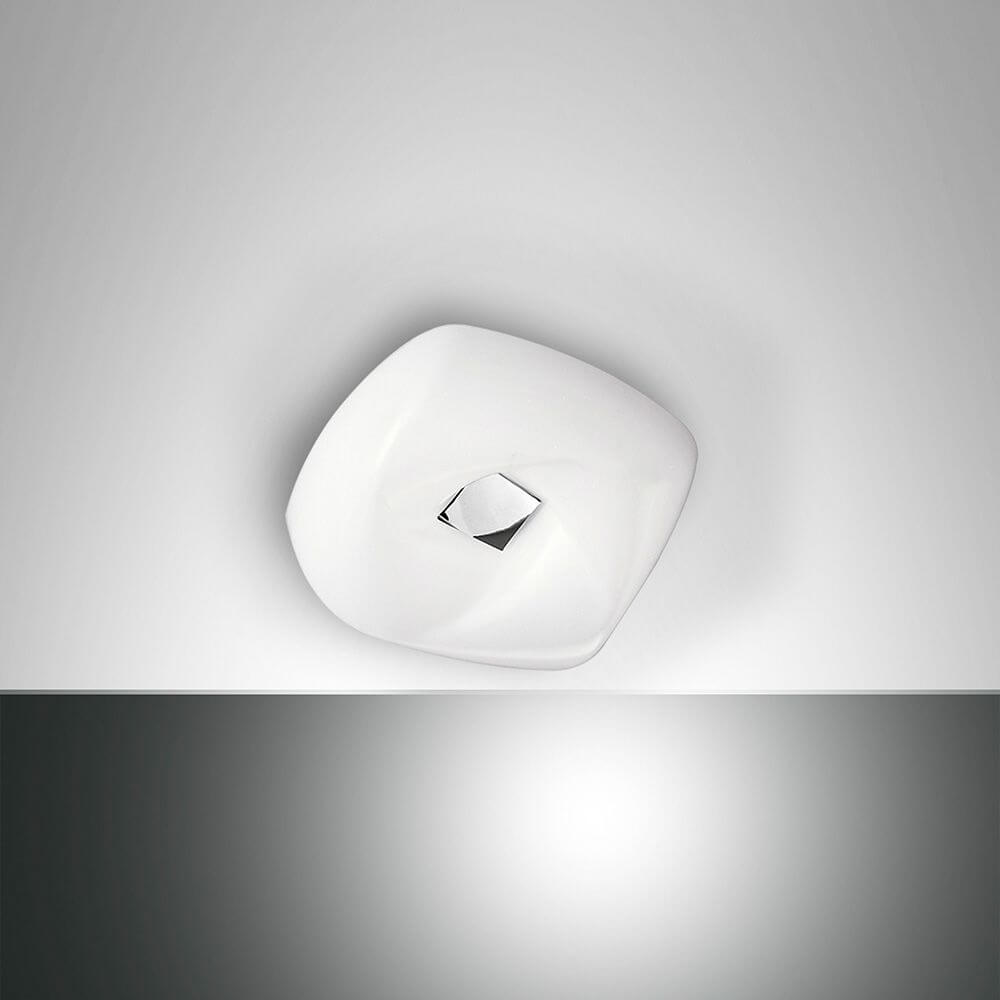 LED Deckenlampe Arbatax in Weiß auf einem modernen Deckenhintergrund, stilvolles Design mit glänzendem Element.
