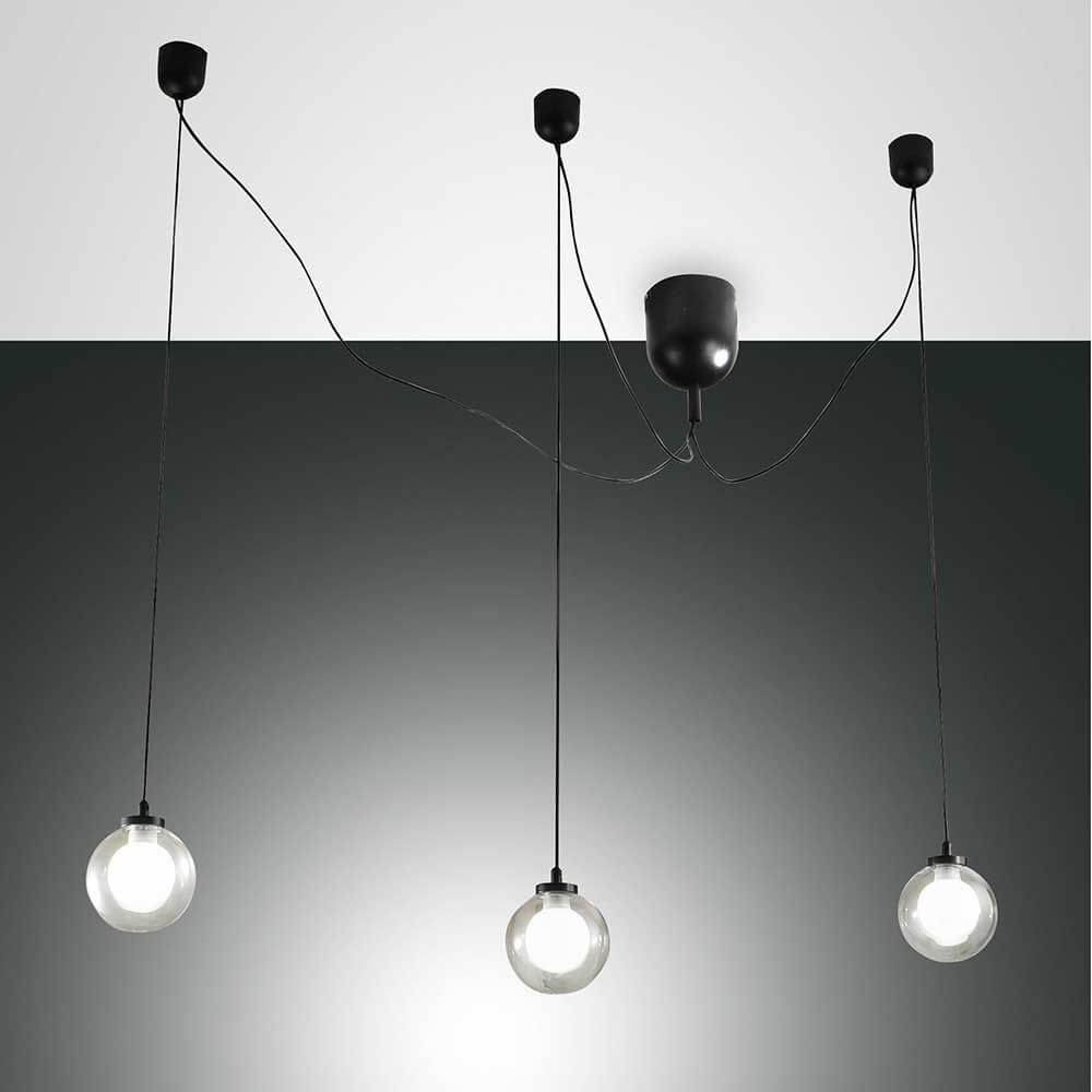 LED Pendellampe Blog aus Metall mit drei gläsernen Lampenschirmen und elegantem Design.
