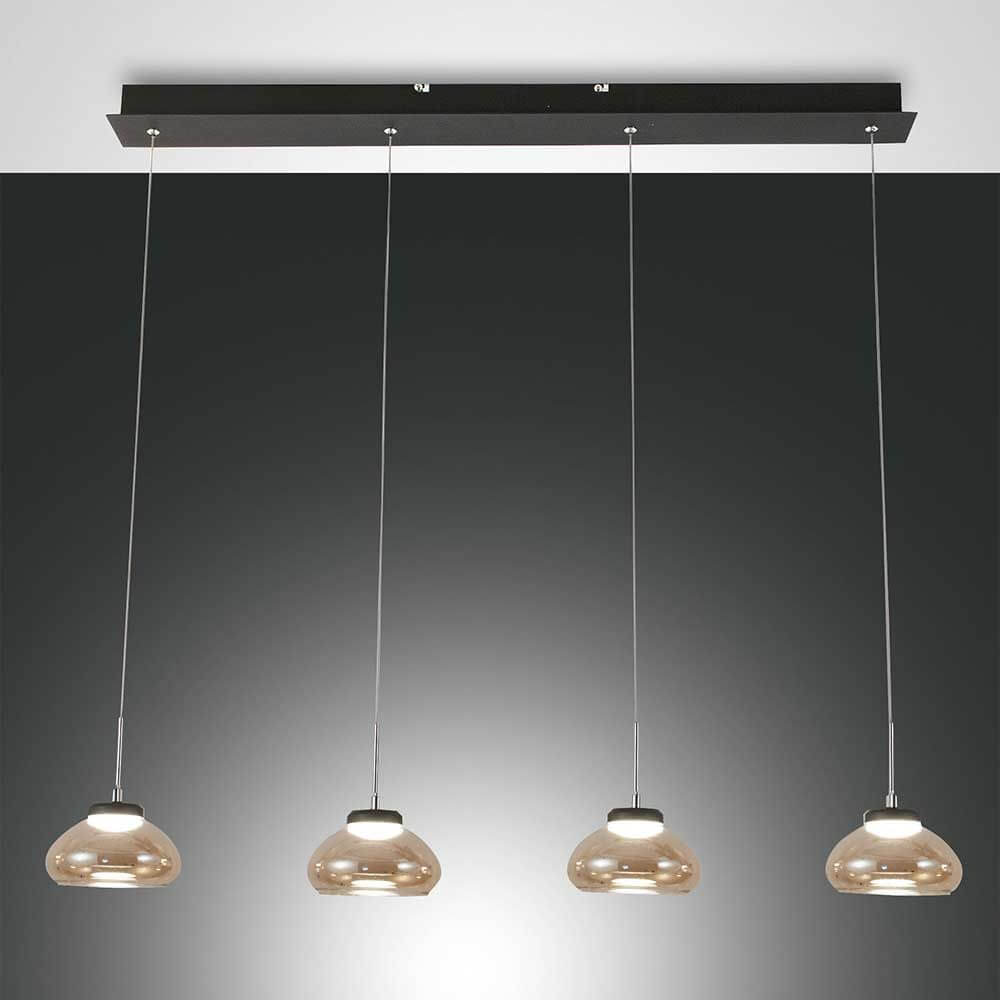 LED Pendelleuchte Arabella 4-flammig mit eleganten hängenden Glaskörpern für stilvolle Raumbeleuchtung.