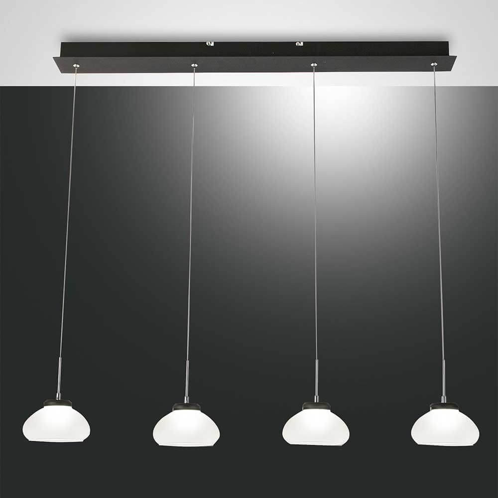 LED Pendelleuchte Arabella 4-flammig mit vier weißen Schirmen und schwarzem Metallgestell.