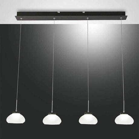 LED Arabella 4-pære pendel med fire hvide skærme og sort metalramme.