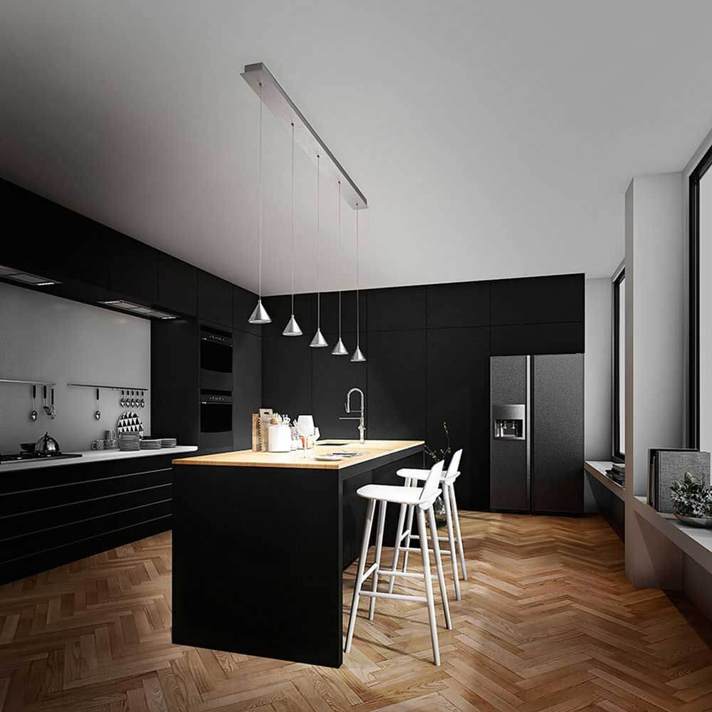 LED Pendelleuchte Delta Metall über einer modernen schwarzen Küche mit Holzfußboden.