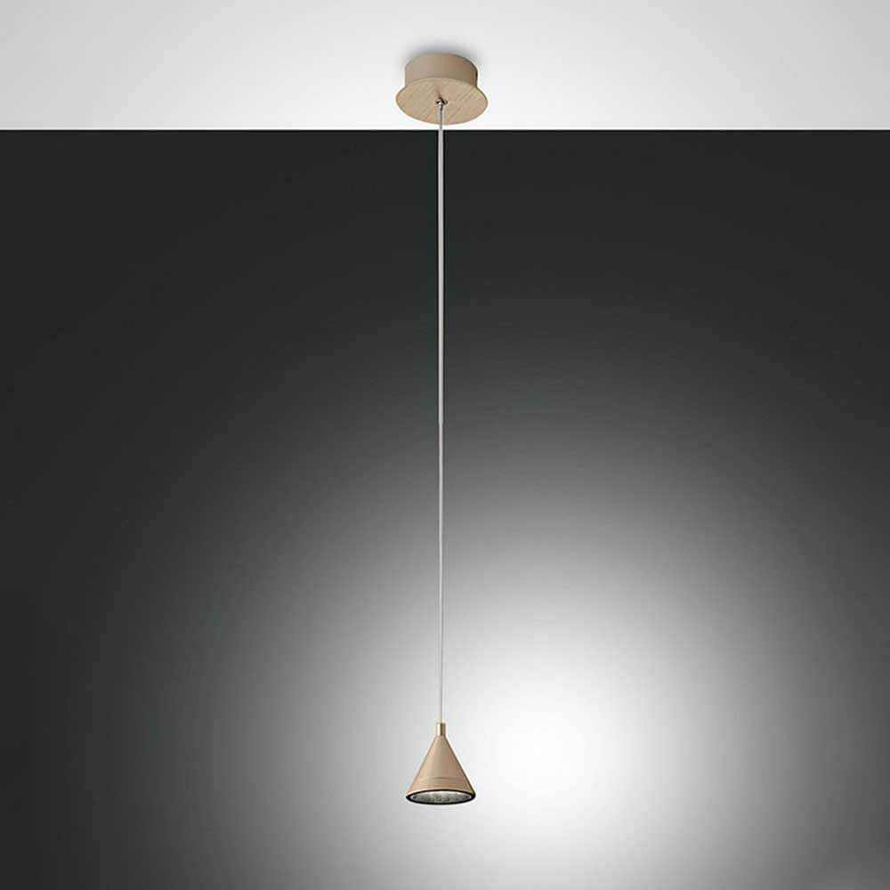 LED Pendelleuchte Delta Metall in modernem Design, mit einem eleganten, hängenden Metall-Lampenschirm.