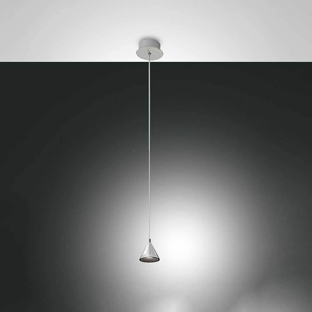 LED Pendelleuchte Delta Metall in modernem Design hängt an der Decke.