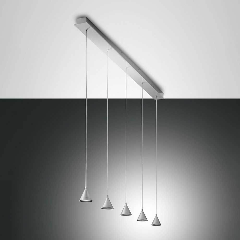 LED Pendelleuchte Delta Metall mit fünf hängenden Lampenschirmen in modernem Design.