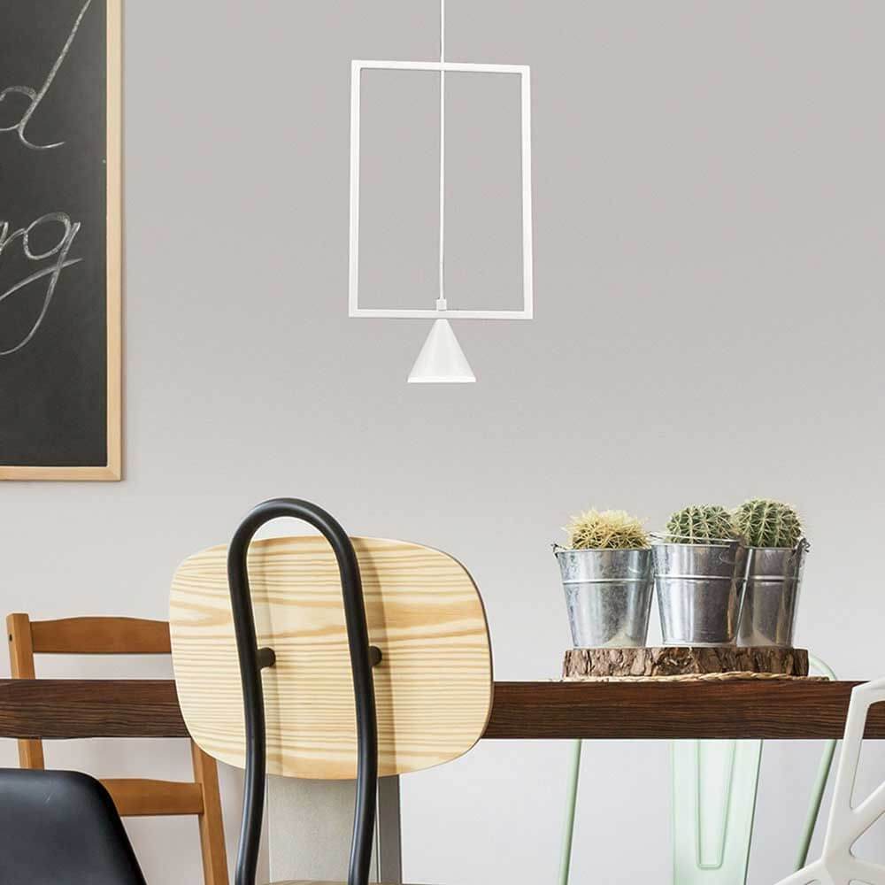 LED Pendelleuchte Sirio Eckig über einem Tisch mit Pflanzen im modernen Essbereich.
