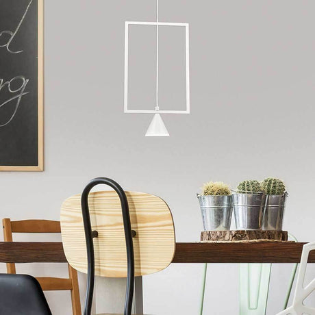 LED Pendelleuchte Sirio Eckig über einem Tisch mit Pflanzen im modernen Essbereich.