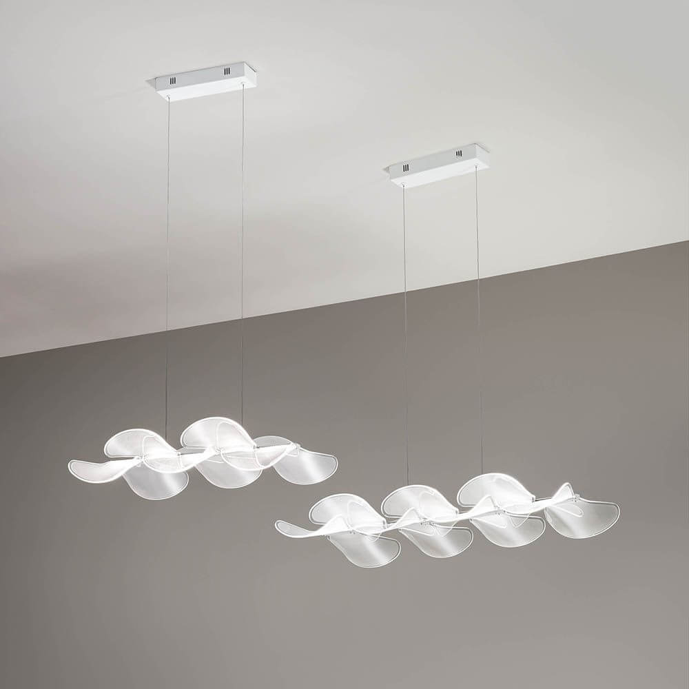 LED Pendelleuchte Sylvie in Weiß mit elegantem, wellenförmigem Design und moderner Ausleuchtung.