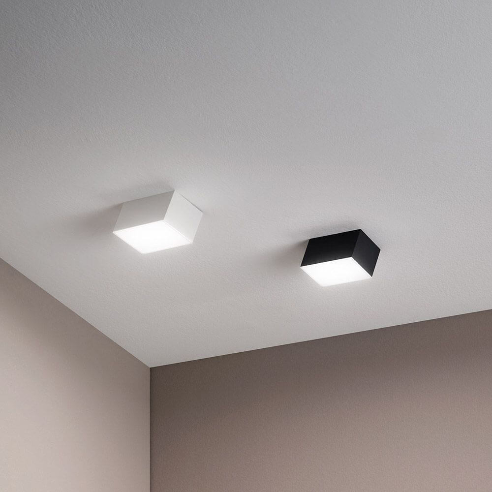 LED Spot Lucas aus Metall in Schwarz und Weiß an der Decke installiert.