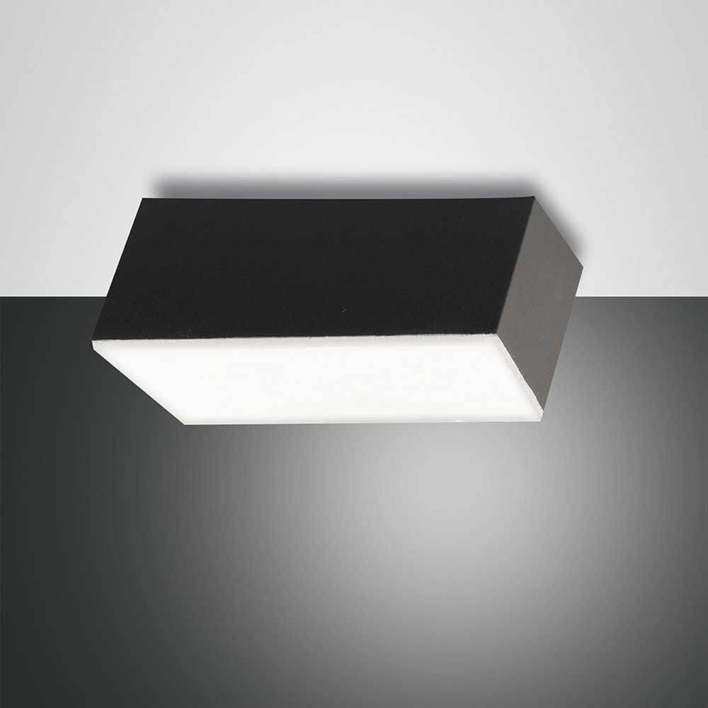 LED Spot Lucas aus Metall in eleganter, rechteckiger Form an der Decke montiert.