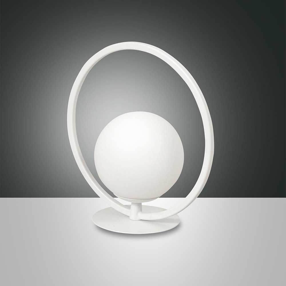 LED Tischlampe Sirio Rund auf einem modernen Tisch mit kreativem Design.