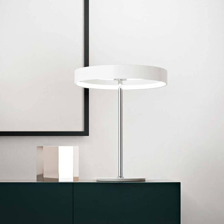 LED-bordlampe Double 1980 lm hvit på et moderne bord med stilfullt design i et nøytralt rom