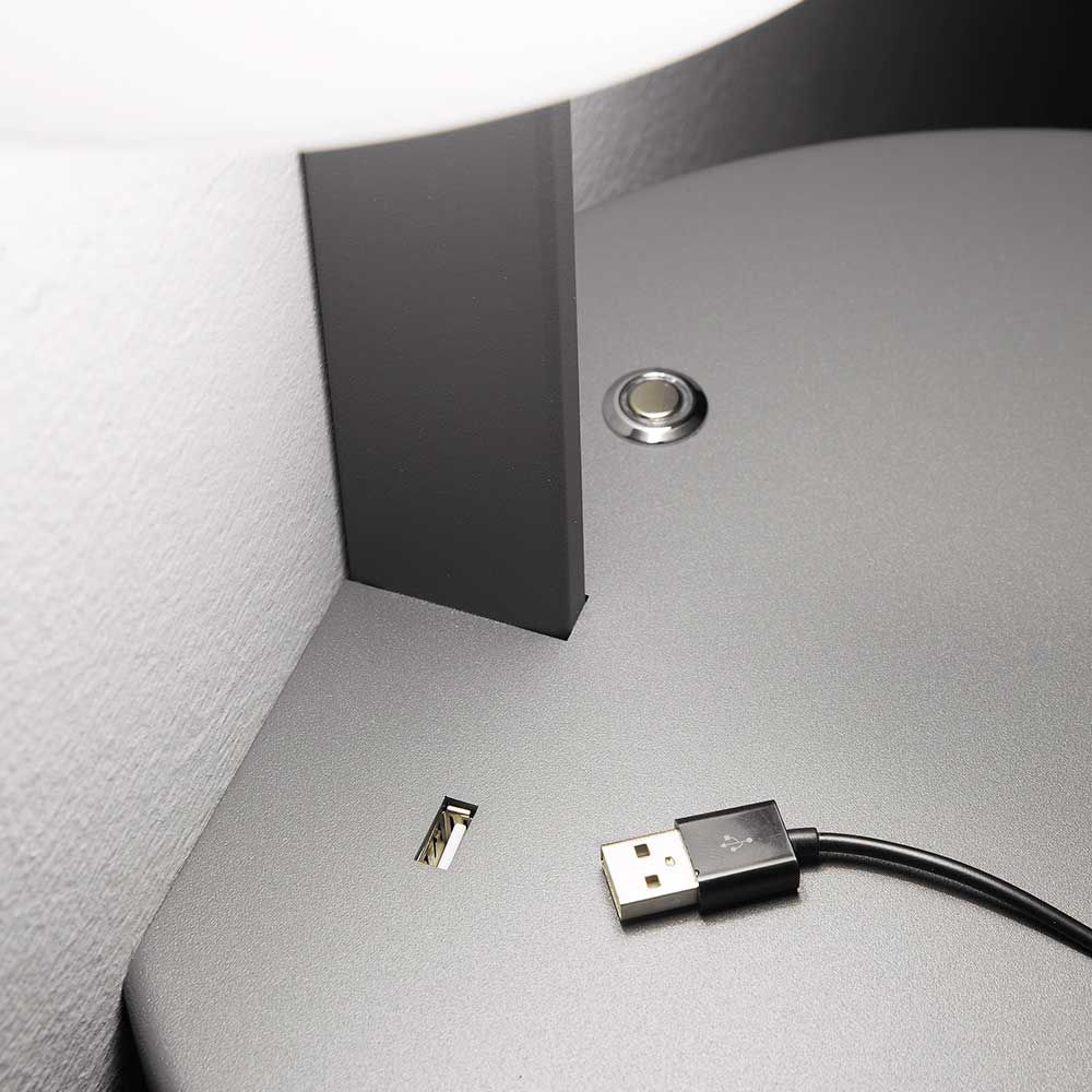 Detailaufnahme der LED Wandlampe Goodnight Metall mit USB-Anschluss und moderner Metalloberfläche.