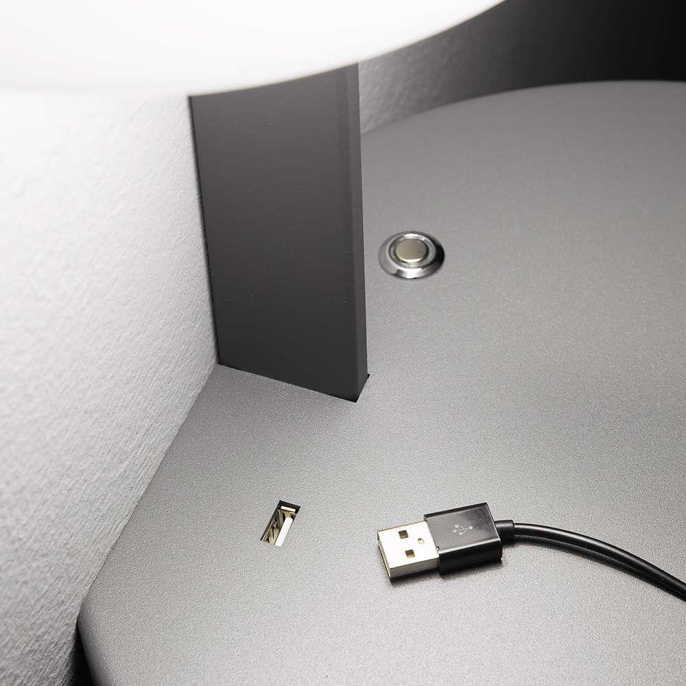 USB-Anschluss und Metallbasis der LED Wandlampe Goodnight Metall
