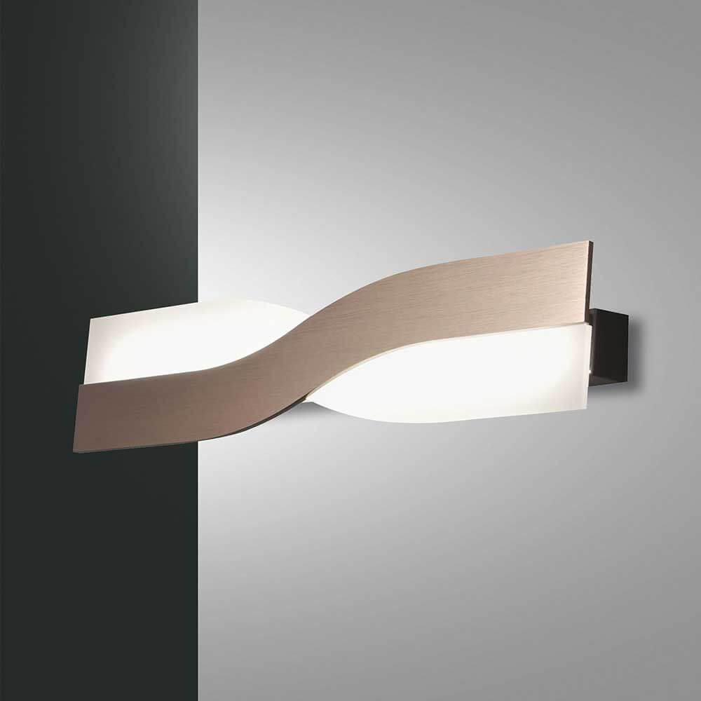 LED Wandlampe Riace Metall in modernem Design mit geschwungener Form und sanftem Licht.
