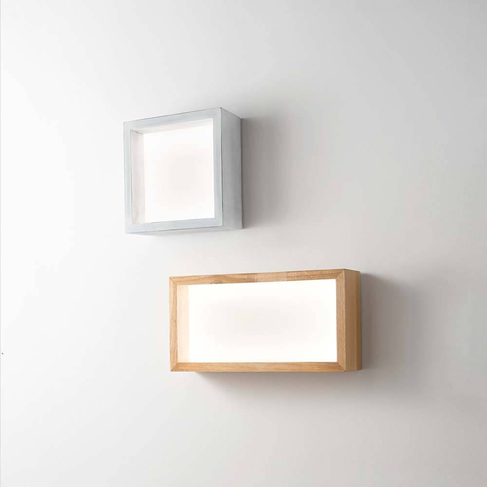 LED Wandlampe Window 2610lm Eichenholz in Holz- und Metalloptik an einer Wand.