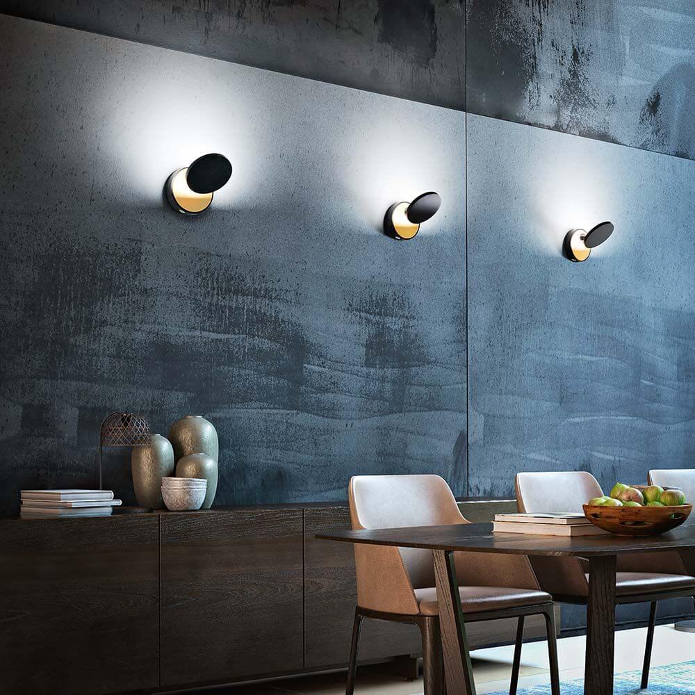 LED Wandleuchte Ara 720+360lm Schwarz in modernem Interieur, elegant und funktional.