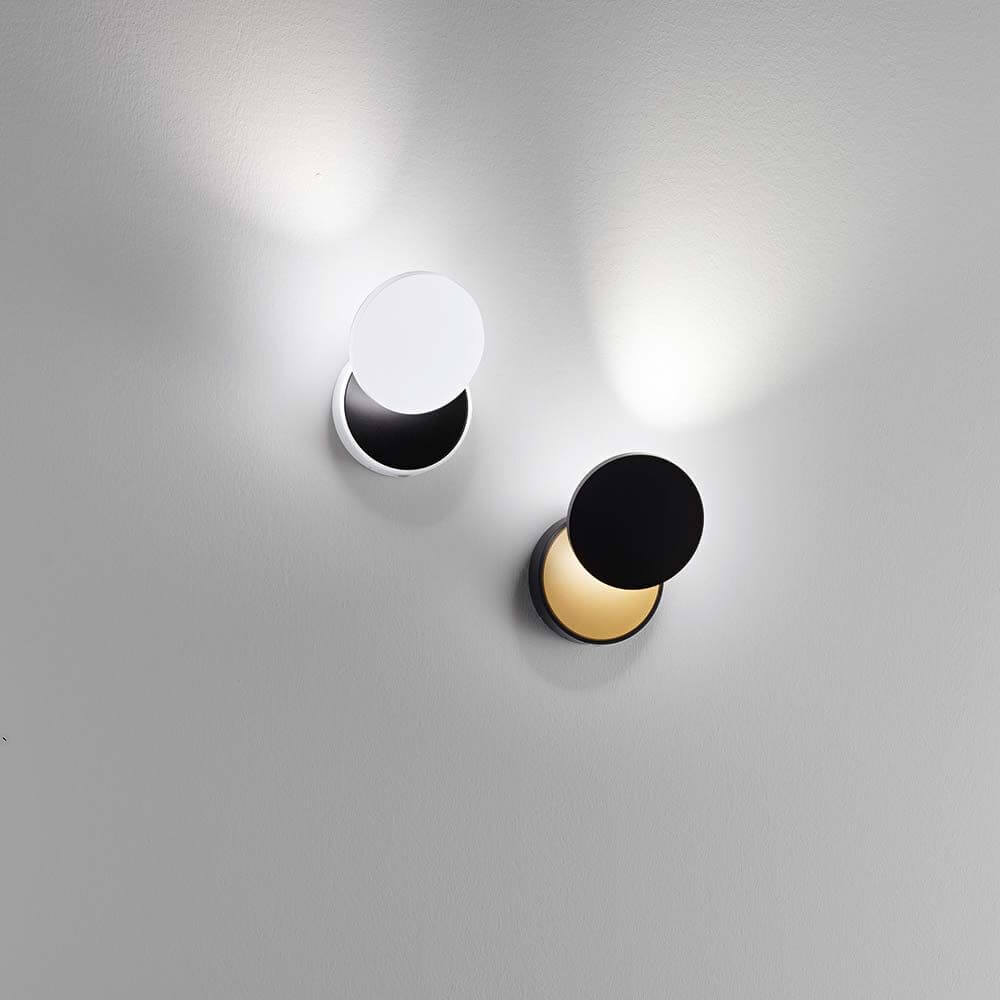 LED Wandleuchte Ara 720+360lm Schwarz mit elegantem Design und versteckten LEDs montiert an einer Wand.