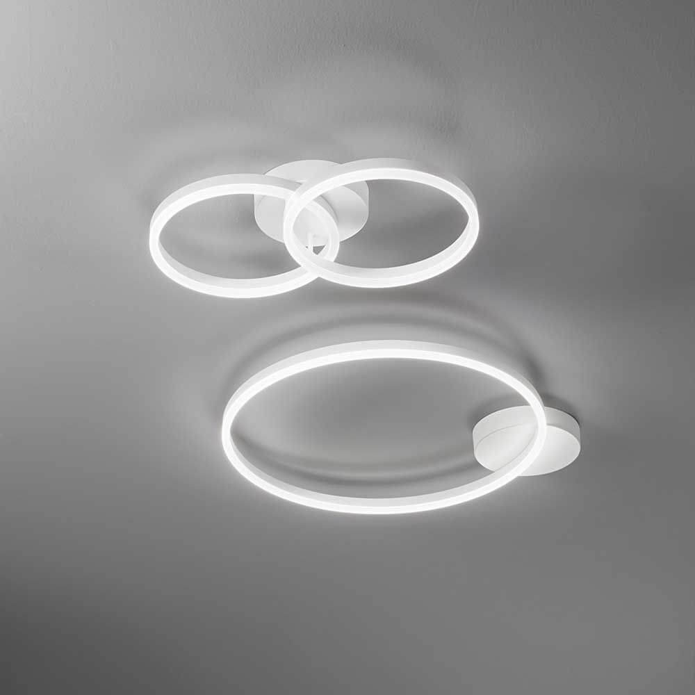 LED Wandleuchte Giotto Ø 30cm mit modernem Design und zwei leuchtenden Ringen an der Decke.