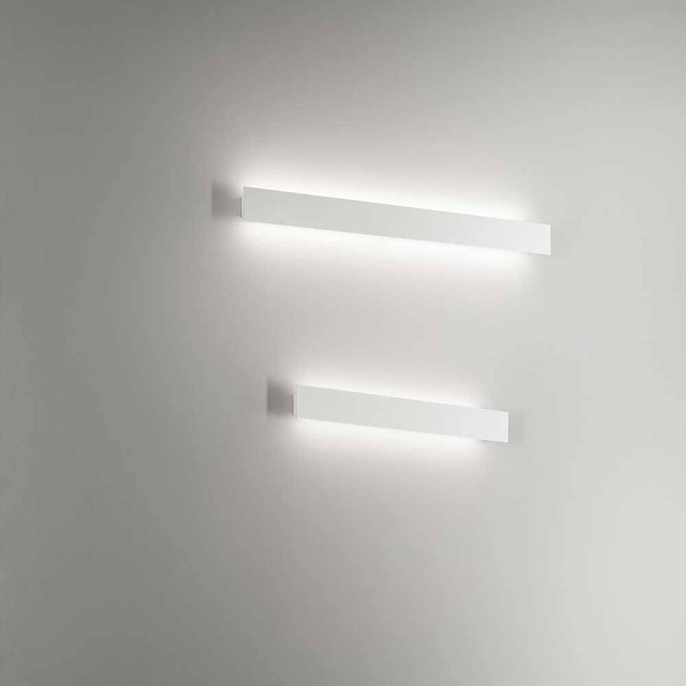 LED Wandleuchte Lotus Aluminium an einer Wand montiert, minimalistisches Design und sanfte Beleuchtung.