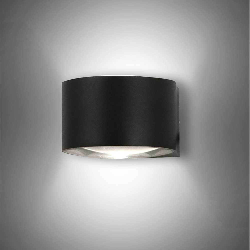 Lao LED Wandlampe IP65 Schwarz an einer Wand, moderne Wandlampe in elegantem Schwarz.