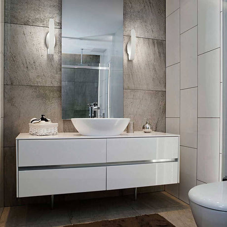 Levanto LED Wandleuchte Metall im modernen Badezimmer über dem Waschbecken mit Spiegel.