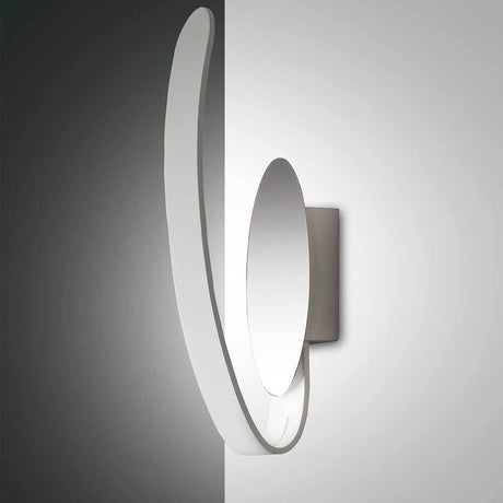 Moderne Levanto LED Wandleuchte Metall in eleganter Form an einer Wand installiert.