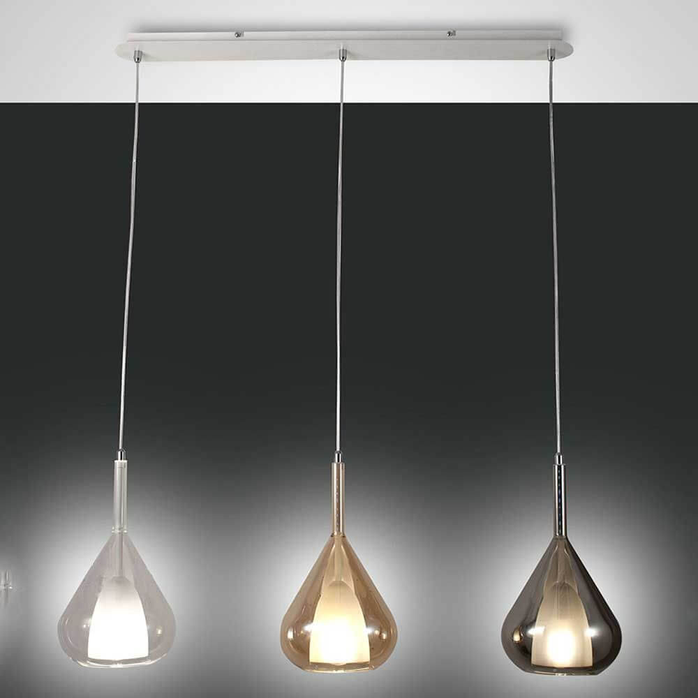 Lila Pendelleuchte aus Metall mit drei hängenden Glaskörpern in modernem Design.