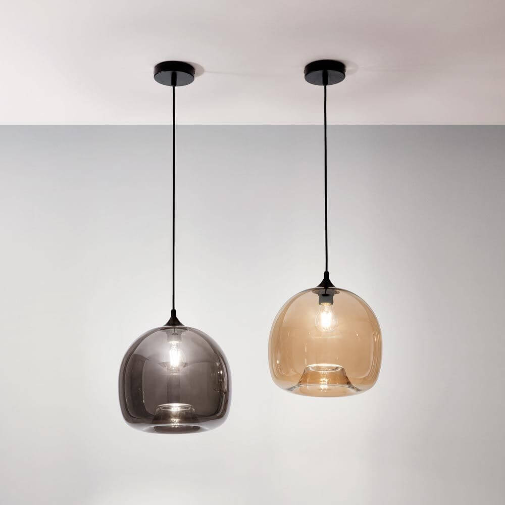 Maia formschöne Glas-Pendelleuchte in Amber und grau hängend an Decke.