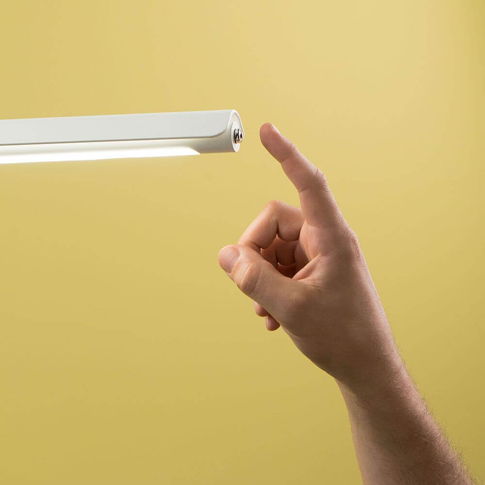 Mason LED Hängeleuchte Ober- & Unterlicht mit Up- und Downlight, Hand betätigt den Dimmer.
