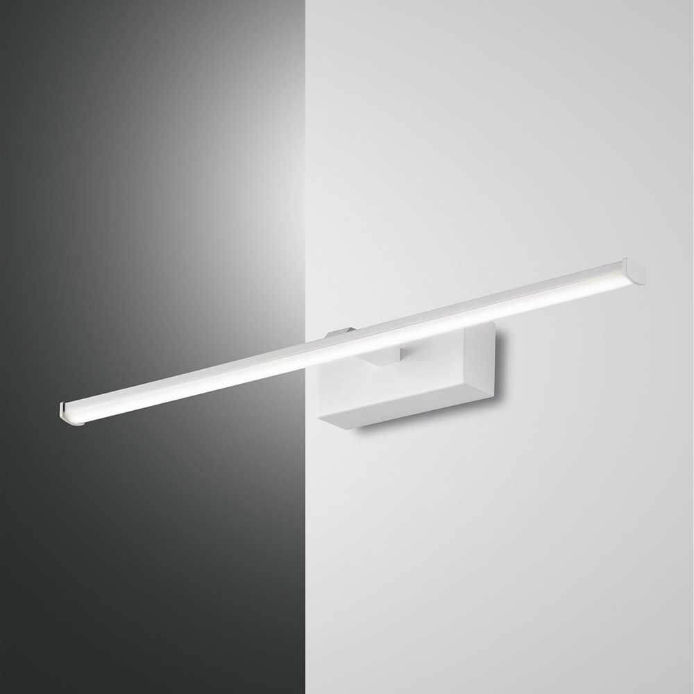 Moderne Nala LED Wandlampe aus Metall an einer Wand montiert, mit eleganter, schmaler Leuchte.
