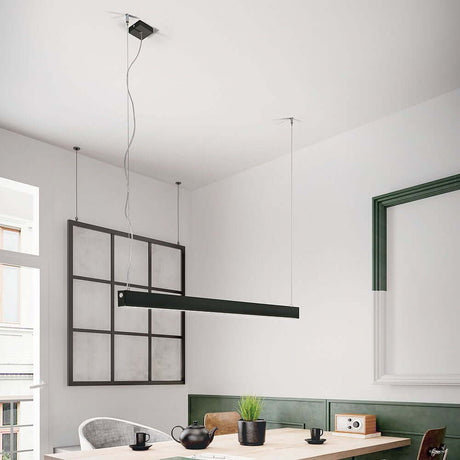 LED Hängelampe mit Ober- & Unterlicht in modernem Wohnraum über einem Esstisch.