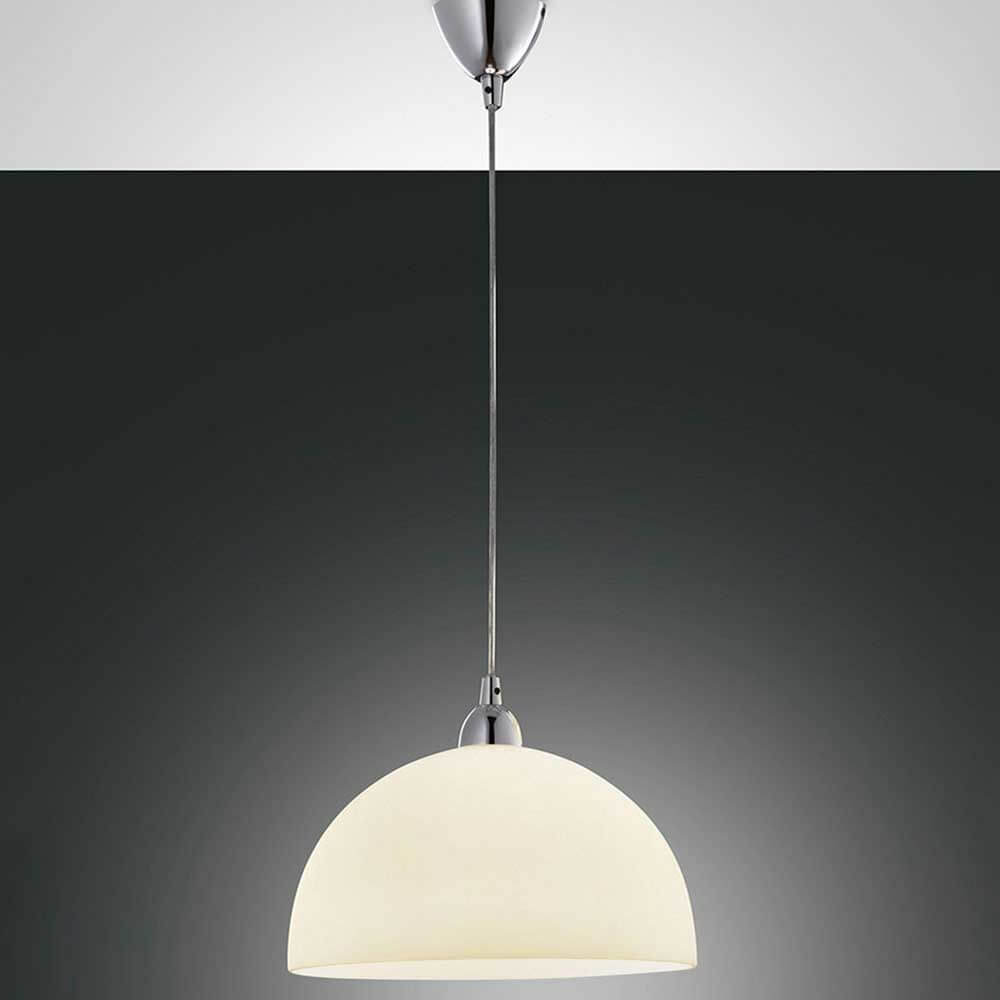 Schlichte Nice Pendelleuchte mit eleganter Kuppel aus weißem Material und chromfarbenem Baldachin.