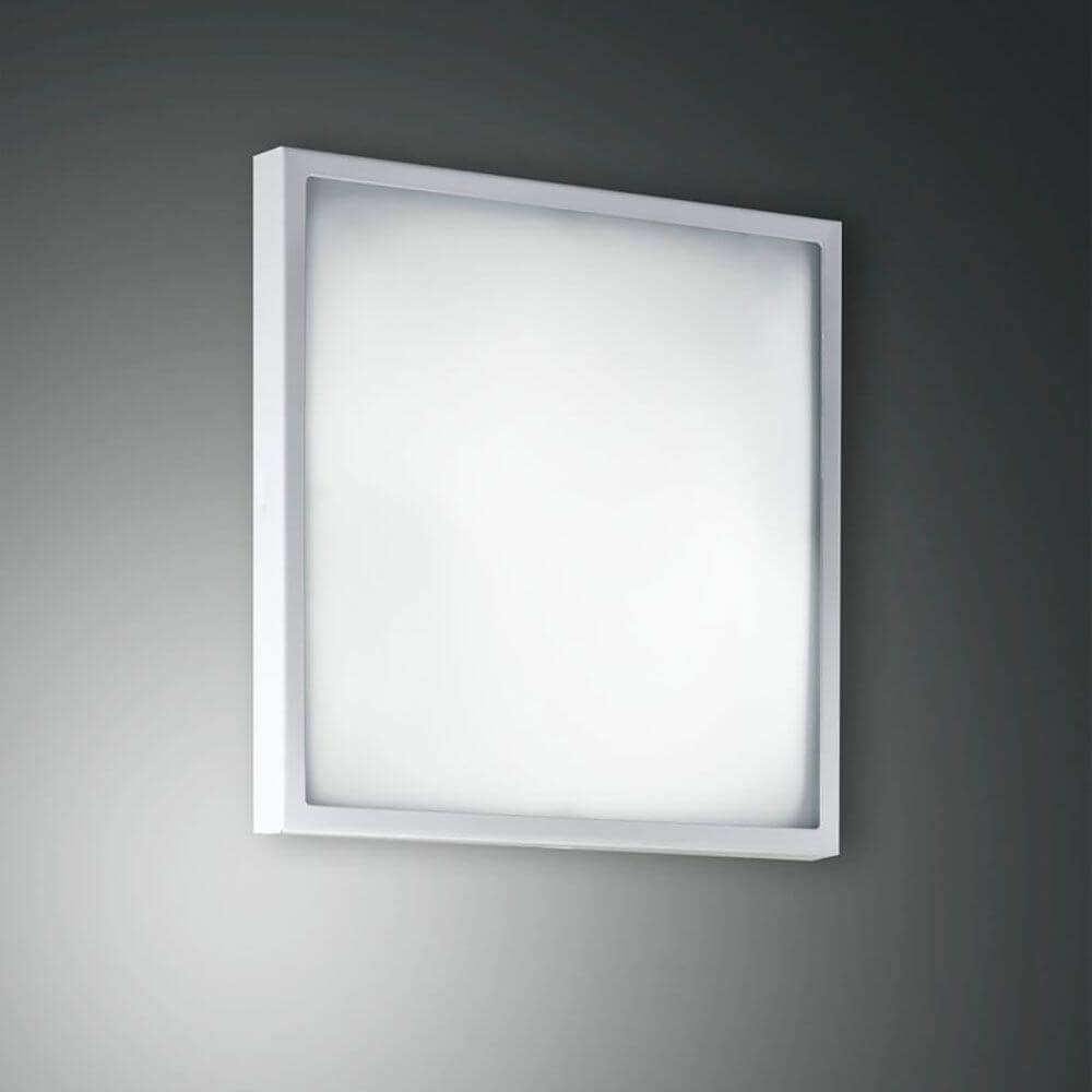 Osaka moderne Wandleuchte Metall in quadratischer, minimalistischer Ausführung an grauer Wand.