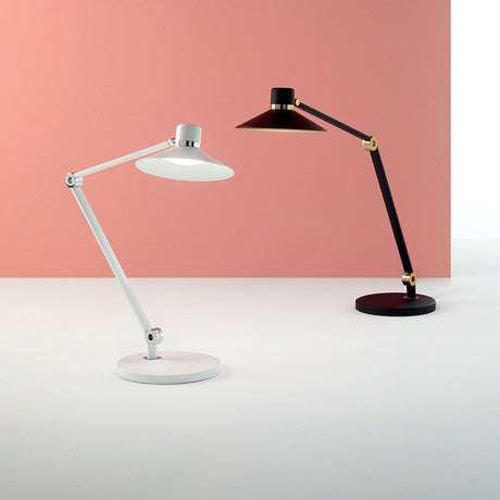 Panarea LED Tischlampe mit Touch-Dimmer in Weiß und Schwarz vor einem rosa Hintergrund.