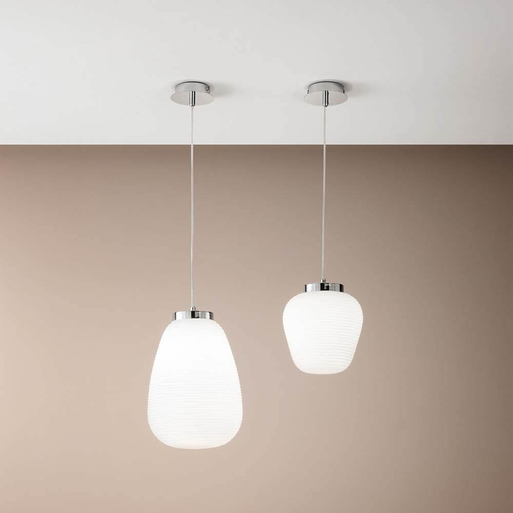 Pendellampe Cora Weiß - zwei elegante Pendelleuchten aus Glas in einem modernen Raum.