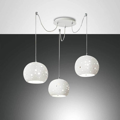 Pendellampe Corvara Ø 25cm mit drei runden Lampenschirmen in Weiß, elegant und modern.