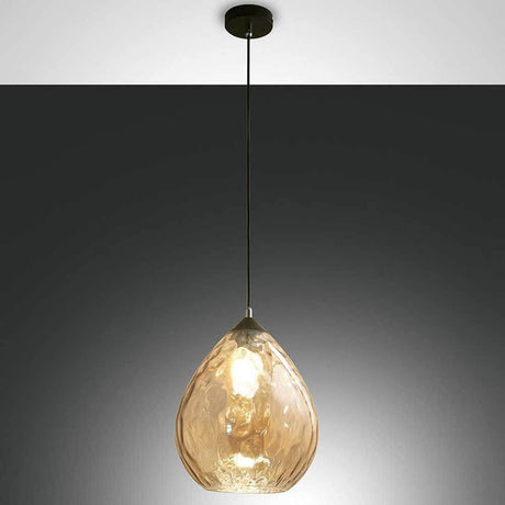 Pendellampe Gisella Bernsteinfarben mit moderner, eleganter Form und warmem, bernsteinfarbenem Licht.